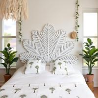 Lit de chambre Smart Art en MDF, sculpté à la main, motif feuille de palmier blanche demi-lune, style artisanal, Queen/Twin XL, éclairé et à hauteur réglable