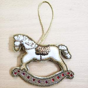 Ornement de renne blanc avec perles et broderie, à suspendre à l'arbre de Noël, avec ruban rouge et accents dorés pour la décoration de Noël - Product Image 5