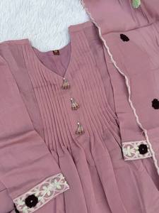 Ensemble robe et dupatta en chanderi, violet, tendance, fait main, de créateur indien, pour femmes, pour les mariages et les fêtes traditionnelles indiennes. - Product Image 3