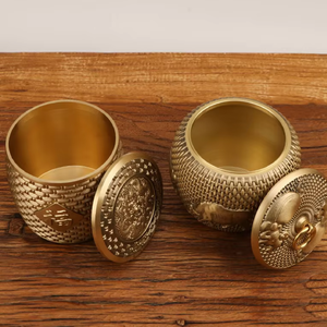 Lujoso bote de polvo de latón con acentos para almacenar dulces, frutas secas, accesorios de cocina, mesa para cocina a precio mayorista - Product Image 6