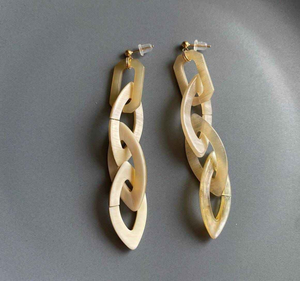 ต่างหูแฟชั่นทรงแตรที่สวยงามเหนือกาลเวลาสำหรับผู้หญิงเหมาะสำหรับงานแต่งงานและงานหรูหราโดยงานแสดงสินค้าจากแฟชั่นแวววาว - Product Image 5