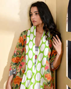 Robe longue de printemps longueur au sol pour femmes col en V manches trois quarts robes faites à la main - Product Image 3