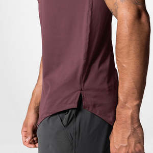 Camiseta de punto de algodón 100% de alto gramaje para hombre, con logo personalizado serigrafiado, de secado rápido, corte ajustado, manga corta y bajo con malla. - Product Image 6