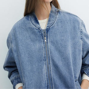 Veste bomber en jean surdimensionnée pour femmes, veste en jean bleue décontractée à fermeture éclair pour un style de rue tendance, à porter au quotidien et dans un style urbain moderne - Product Image 2