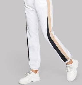 Chaqueta Cortavientos Impermeable y Transpirable de Diseño Moderno para Mujer, con Cierre de Cremallera y Relleno de Algodón para Comodidad Durante Todo el Día - Product Image 2