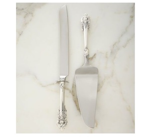 Servidor de pasteles de metal de calidad de diseñador con adornos ornamentados y lujosa superficie pulida, ideal para experiencias culinarias formales - Product Image 1