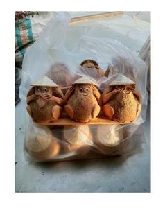 Mono de Coco Tallado a Mano 100% Artesanal al por Mayor, un Bonito Recuerdo de Vietnam - Product Image 1