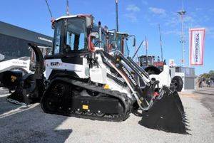 Obtenez des chargeuses sur chenilles Hidromek performantes, équipées de moteurs diesel turbo 4 cylindres et dotées de la technologie de contrôle des émissions propres. - Product Image 2