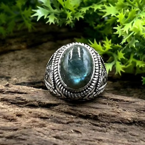 Anillo de plata alemana con labradorita chapada en rodio, joyería hecha a mano con engaste de bisel, anillo moderno unisex. - Product Image 4