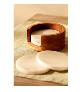 Encantadores posavasos de madera de nuevo aspecto con elementos de diseño inspirados en la antigüedad, perfectos para una decoración rústica o de temática vintage - Product Image 1