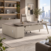 Bureau de direction moderne avec pieds en métal et bordure douce au toucher pour espace de travail d'entreprise