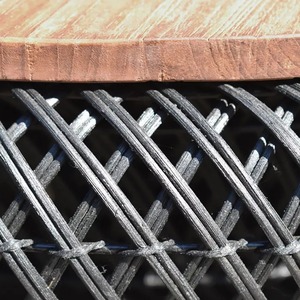 Mesa auxiliar moderna de forma cuadrada superior de cristal con base de metal, perfecta para sala de estar, cafetería, oficina y espacios elegantes de la India - Product Image 5