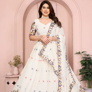 Lehenga Choli traditionnel pour femmes en tissu Georgette, longueur au sol, broderie complexe en fil, dupatta brodé pour les fêtes - Product Image 1