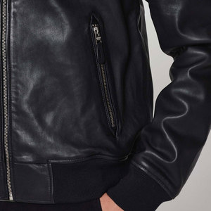 Chaqueta bomber clásica de piel sintética para hombre con cuello levantado y puños acanalados con forro suave - Product Image 6