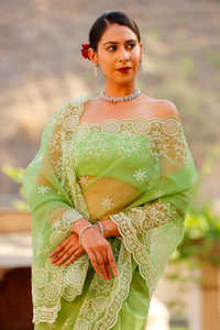 Saree en organza de soie de travail de broderie indienne de luxe avec pièce de chemisier pour les femmes pour la fête porter un mariage dans le Style Bollywood - Product Image 5