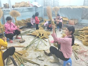 Petit ensemble de balais et pelle à poussière en paille de gazon pour la décoration intérieure - Product Image 6