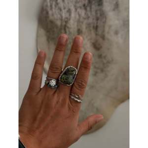 Anillo Navajo Hecho a Mano con Piedra Preciosa Turquesa Black Jack y Plata de Ley, Talla 10.5, Engaste Fino, Uso Diario - Product Image 2