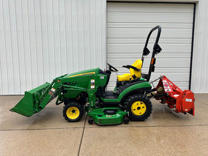 Tracteur tondeuse John Deere 1025R d'occasion de qualité, mini-chargeuse-pelleteuse 4x4 25 CV pour la construction de supports de moteur, à vendre - Product Image 3