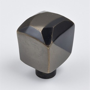 Bouton de porte élégant fabriqué à la main forme organique inégale finition noire lisse Design européen pour portes décoratives de centre commercial d'hôtel - Product Image 1