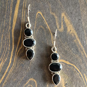Boucles d'oreilles pendantes en onyx noir, 4,9 grammes - Product Image 1
