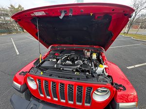 Jeep Gladiator Overland 4x4 V6 2020 d'occasion en excellent état, transmission intégrale, rouge Firecracker, principalement utilisé en climat chaud - Product Image 6