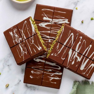 Barra de Chocolate de Dubái en Tendencia, Delicioso Snack de Chocolate, Golosina Ideal para el Hogar, la Oficina, Eventos, Niños y Adultos - Product Image 1