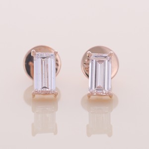 Boucles d'oreilles en diamant taillé émeraude certifié IGI, or 9 carats, style minimaliste classique - Product Image 1