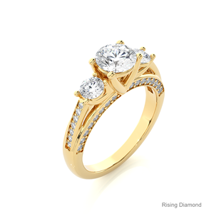 1.08 CT แหวนหมั้นเพชรทองคำสีเหลืองทองปลูกในแล็บทรงกลมของขวัญครบรอบสามหินสำหรับแหวนเพชร CVD ของเธอ - Product Image 4