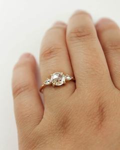 Bague de fiançailles vintage en or jaune 18 carats avec trois pierres de moissanite de 7,00 mm, taille ronde et taille poire, sertie à griffes - Product Image 6