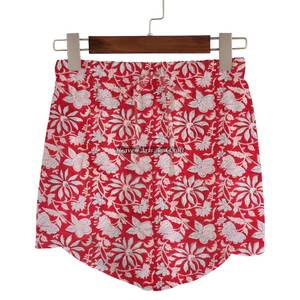 Shorts cruzados estampados de cintura alta elásticos para mujer, ideales para yoga, casa, dormir o días calurosos de verano, con estampado de bloques. - Product Image 4