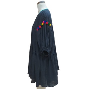 Mini vestido de algodón negro sólido con mangas abullonadas estilo dulce y escote en V con escote ligero con pompón en el hombro - Product Image 2