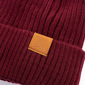 Bonnet en tricot bordeaux unisexe avec patch en simili cuir, 100% acrylique, bonnet d'hiver pour usage décontracté en extérieur, taille adulte 56-58CM - Product Image 3