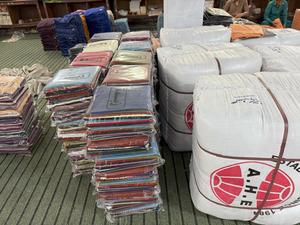 Vente en gros de pashminas pour femmes AHE, en viscose noire, doux, chauds, durables, jacquard uni, longueur moyenne, pour l'hiver, usage quotidien, extérieur - Product Image 4