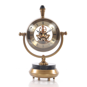 Horloge de table en laiton pour la décoration de la maison - Retraite, diplômes, anniversaires, Journée de la Terre, Rentrée des classes, Pâques - Product Image 1