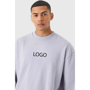เสื้อสเวตเชิ้ตคอกลมสีเทาอ่อนสำหรับผู้ชายพร้อมโลโก้สั่งทำพิเศษ และกางเกงขาสั้นคาร์โก้เข้าชุด แบรนด์ Trackstar รับผลิตแบบ OEM และ Private Label - Product Image 2