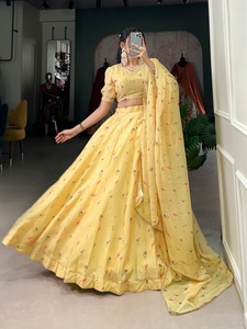 La ropa de moda más elegante de moda Tabby Silk Lehenga Choli & Dupatta con estampado floral Trabajo Mujer Fabricante de moda - Product Image 2