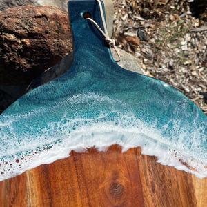 Nouvelle arrivée Planche à fromage avec un design unique fait à la main et une poignée en bois de caoutchouc et résine époxy Planche à découper - Product Image 3