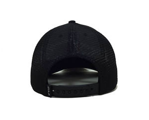 Gorra Trucker de Malla de 6 Paneles al por Mayor con Bordado 3D Personalizado, Logotipo Lateral, Visera Inferior en Contraste, Cinta Interna con Logotipo y Cierre Ajustable Estructurado - Product Image 5