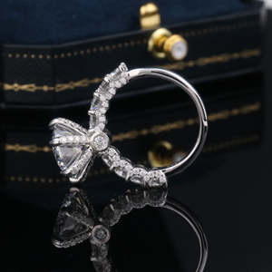 Anillo de compromiso de moissanita redonda brillante de 5 quilates con corte portugués, halo oculto, 6 garras, plata de ley 925, estilo de lujo - Product Image 5