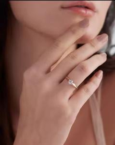 Bague solitaire cathédrale effilée en or 18 carats avec diamant central rond 050 ct et accents 005 ct Design élégant et intemporel - Product Image 3