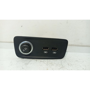 AUDI Q3 Serie (F3B) 83A035726 DADA (18>) PUERTO USB - Product Image 1