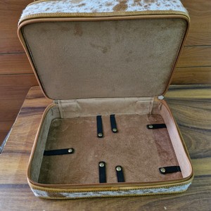 กระเป๋าเครื่องสำอางหนังแท้กล่องสี่เหลี่ยมสำหรับผู้หญิงกล่องเครื่องประดับสำหรับจัดระเบียบการเดินทางสไตล์ตะวันตกออกแบบด้วยมือคุณภาพสูง - Product Image 4