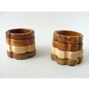 Bracelets légers en bois massif imperméables, bijoux faits à la main, bracelet de mode traditionnel pour femmes avec polissage fin et couleurs personnalisées - Product Image 1
