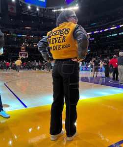 Veste universitaire pour femmes 2025-26, forte demande - Prix de gros, vente chaude, design court élégant avec des patchs brodés personnalisés - Product Image 2