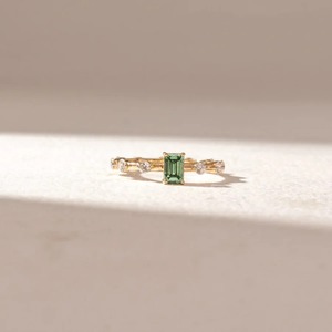 Anillo de Oro Amarillo de 14K con Esmeralda Verde de 0.50CT Creada en Laboratorio y Diamantes Laterales Redondos, Fabricante de Joyería al por Mayor, Personalizado OEM ODM - Product Image 1
