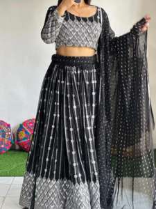 Haute demande Design moderne broderie travail tenue de soirée Lehenga Choli pour les femmes vêtements indiens et pakistanais disponibles au prix - Product Image 2