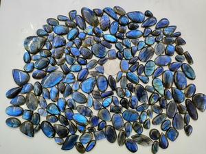 Colgante de Labradorita Azul Natural con Destello, Gema Cabujón de Alta Calidad, Marca S.F. GEMS, 4-7 Gramos, Tamaño 20-55mm, Precio al por Mayor - Product Image 2