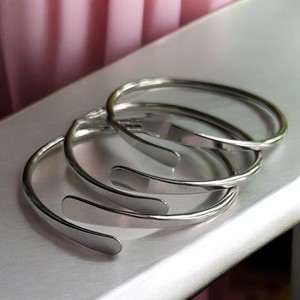 Brazalete grueso de Plata de Ley 925 hecho a mano, joyería fina, pulsera apilable martillada para mujer - Product Image 1