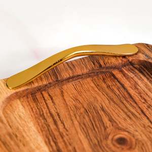Plateau de service rustique minimaliste en bois d'acacia et aluminium avec poignées dorées, lot de 2, décoration d'intérieur, décoration de fête de Noël - Product Image 2