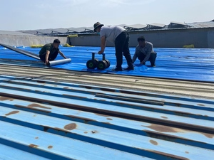 Çin ürünleri üreticileri kendinden yapışkanlı su geçirmez membran çatı su yalıtımı için çatı malzemesi Metal